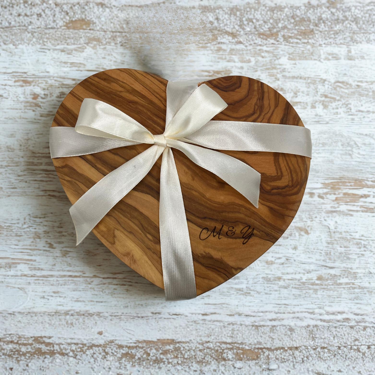 Olivenholzbrett Herz personalisiert Hochzeitsgeschenk und Einzugsgeschenk | Gravur mit Initialen & Datum | Geschenkidee für Paare, Jahrestag
