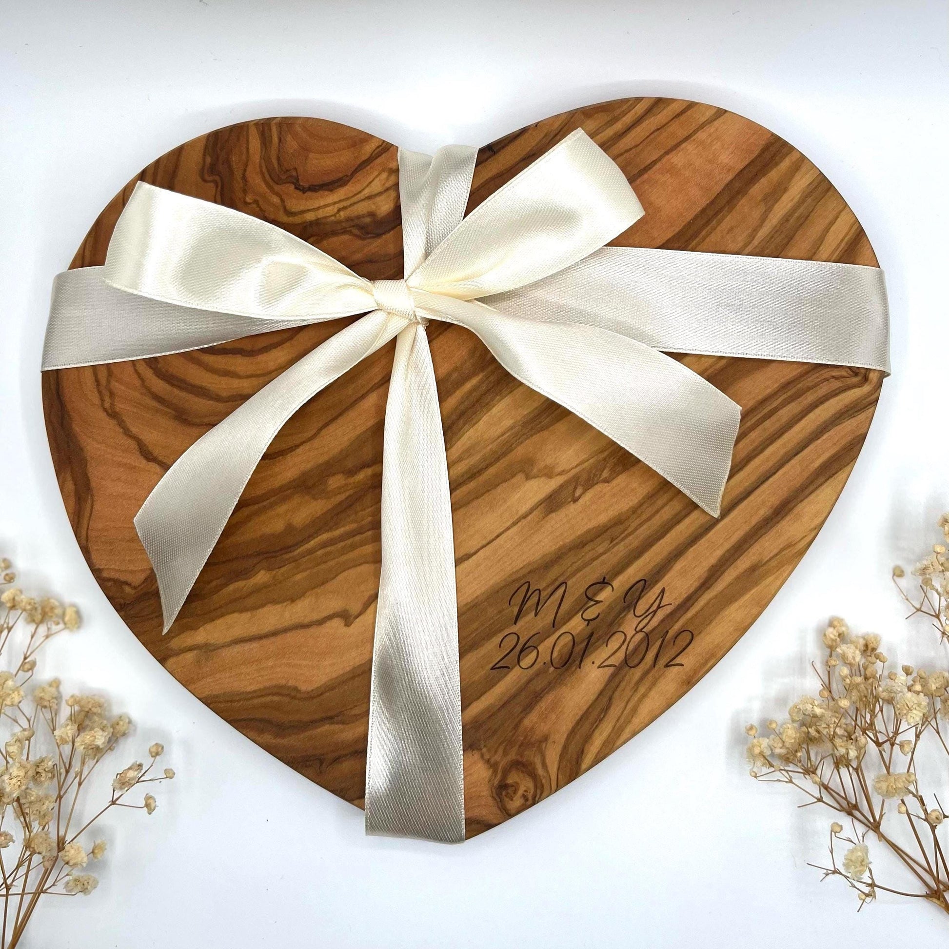 Olivenholzbrett Herz personalisiert Hochzeitsgeschenk und Einzugsgeschenk | Gravur mit Initialen & Datum | Geschenkidee für Paare, Jahrestag