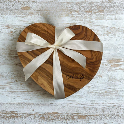 Hochzeitsgeschenk personalisiert aus Olivenholz | Herzbrett mit Gravur & Initialen | Geschenk zur Hochzeit und für Paare