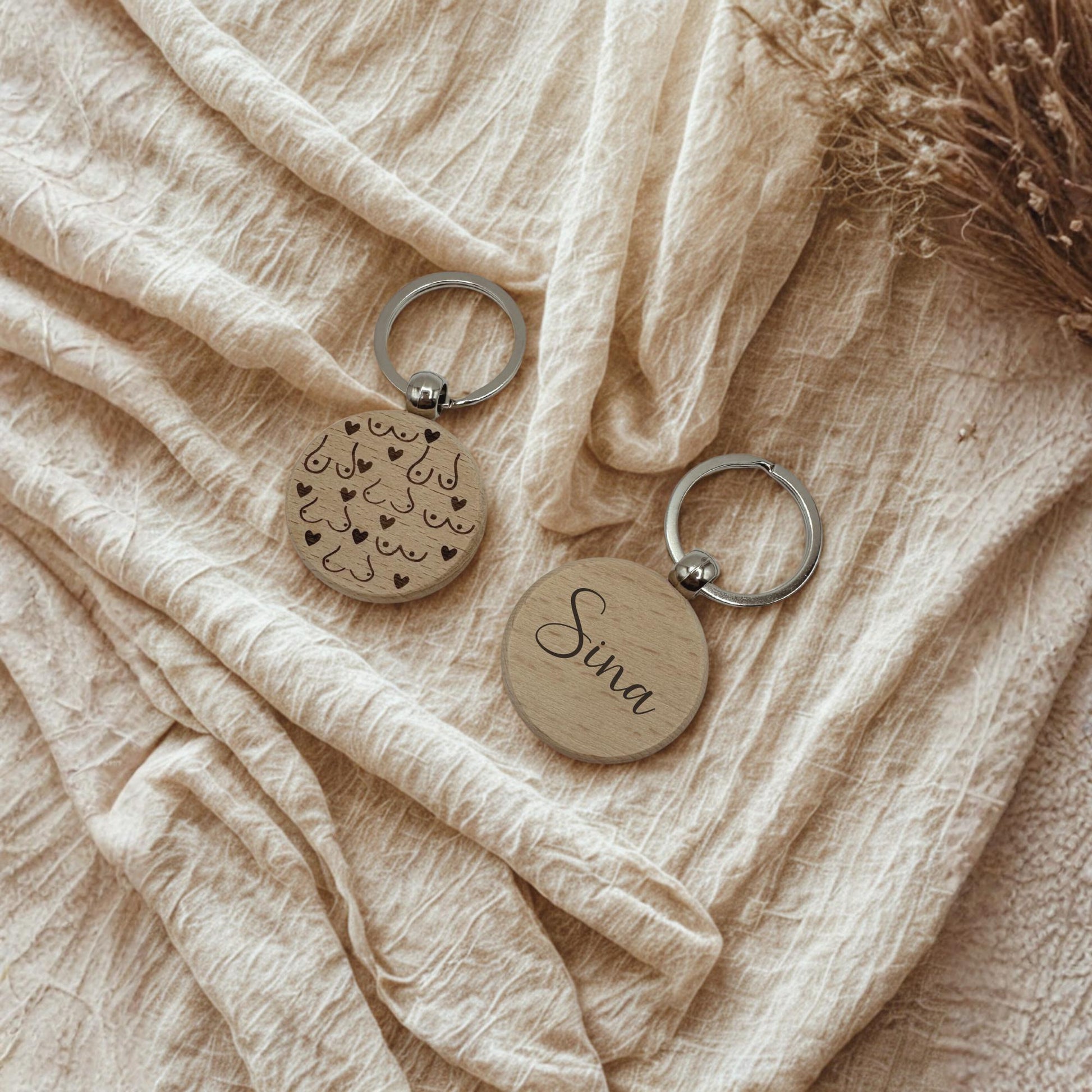 Schlüsselanhänger BUSENFREUNDIN personalisiert Holz – witziges Geschenk beste Freundin, JGA, Geburtstag, Gravur Name, Buche Handgemacht