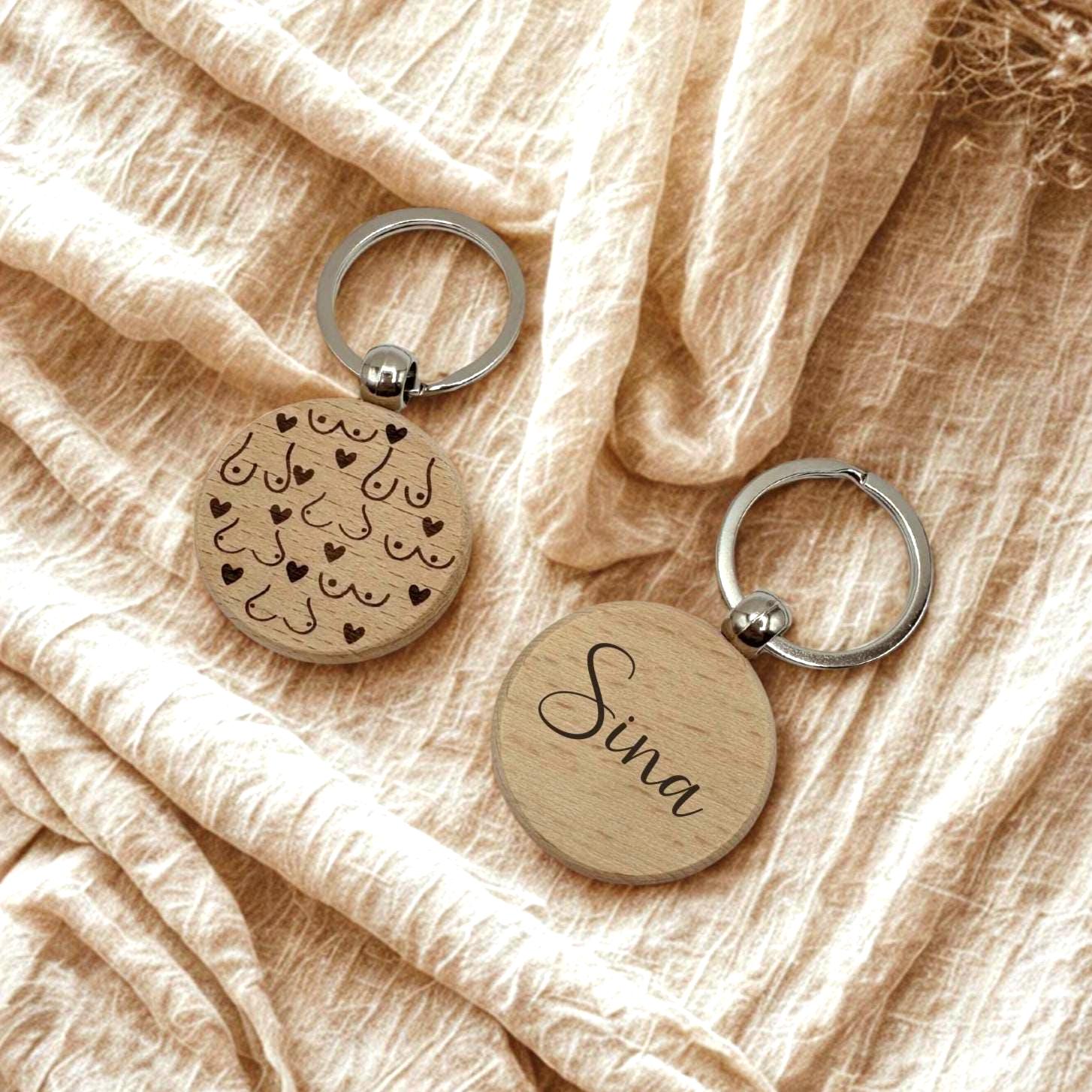 Schlüsselanhänger BUSENFREUNDIN personalisiert Holz – witziges Geschenk beste Freundin, JGA, Geburtstag, Gravur Name, Buche Handgemacht
