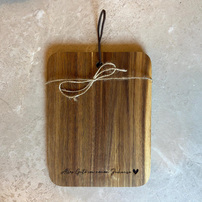 Personalisiertes Servierbrett aus Akazienholz – Einzugsgeschenk personalisiert – Geschenk zum Hauskauf – Schneidebrett mit Gravur