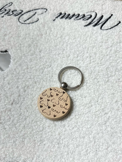Schlüsselanhänger BUSENFREUNDIN personalisiert Holz – witziges Geschenk beste Freundin, JGA, Geburtstag, Gravur Name, Buche Handgemacht