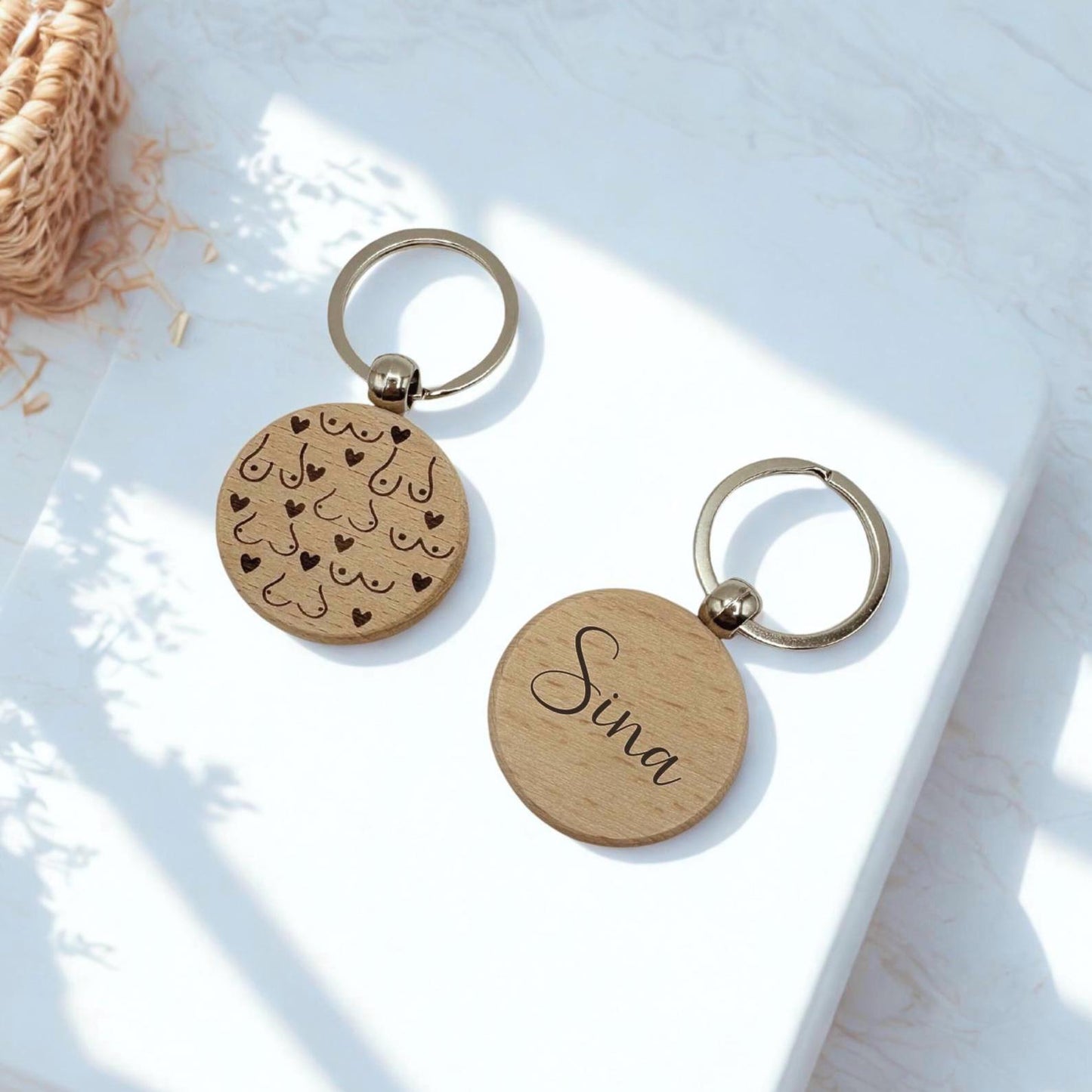 Schlüsselanhänger BUSENFREUNDIN personalisiert Holz – witziges Geschenk beste Freundin, JGA, Geburtstag, Gravur Name, Buche Handgemacht