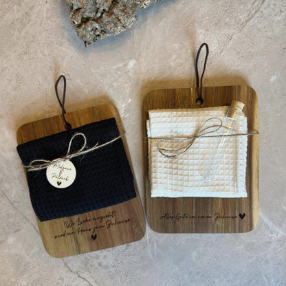 Personalisiertes Servierbrett aus Akazienholz – Einzugsgeschenk personalisiert – Geschenk zum Hauskauf – Schneidebrett mit Gravur