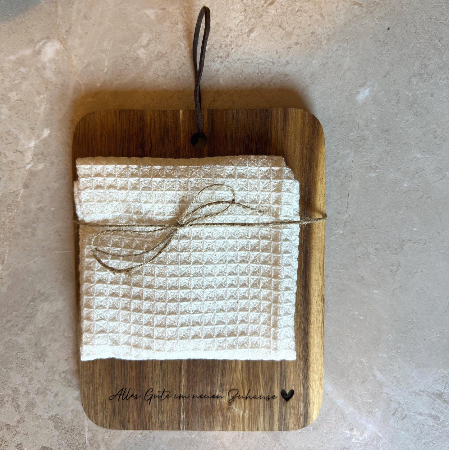 Personalisiertes Servierbrett aus Akazienholz – Einzugsgeschenk personalisiert – Geschenk zum Hauskauf – Schneidebrett mit Gravur