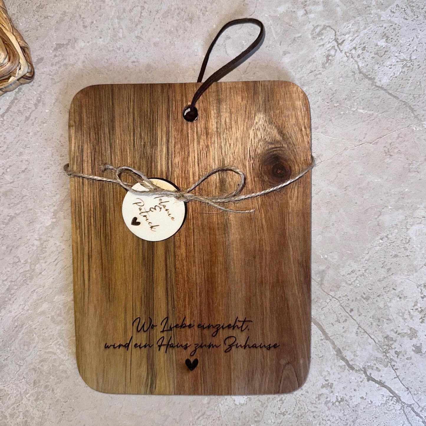 Personalisiertes Servierbrett aus Akazienholz – Einzugsgeschenk personalisiert – Geschenk zum Hauskauf – Schneidebrett mit Gravur