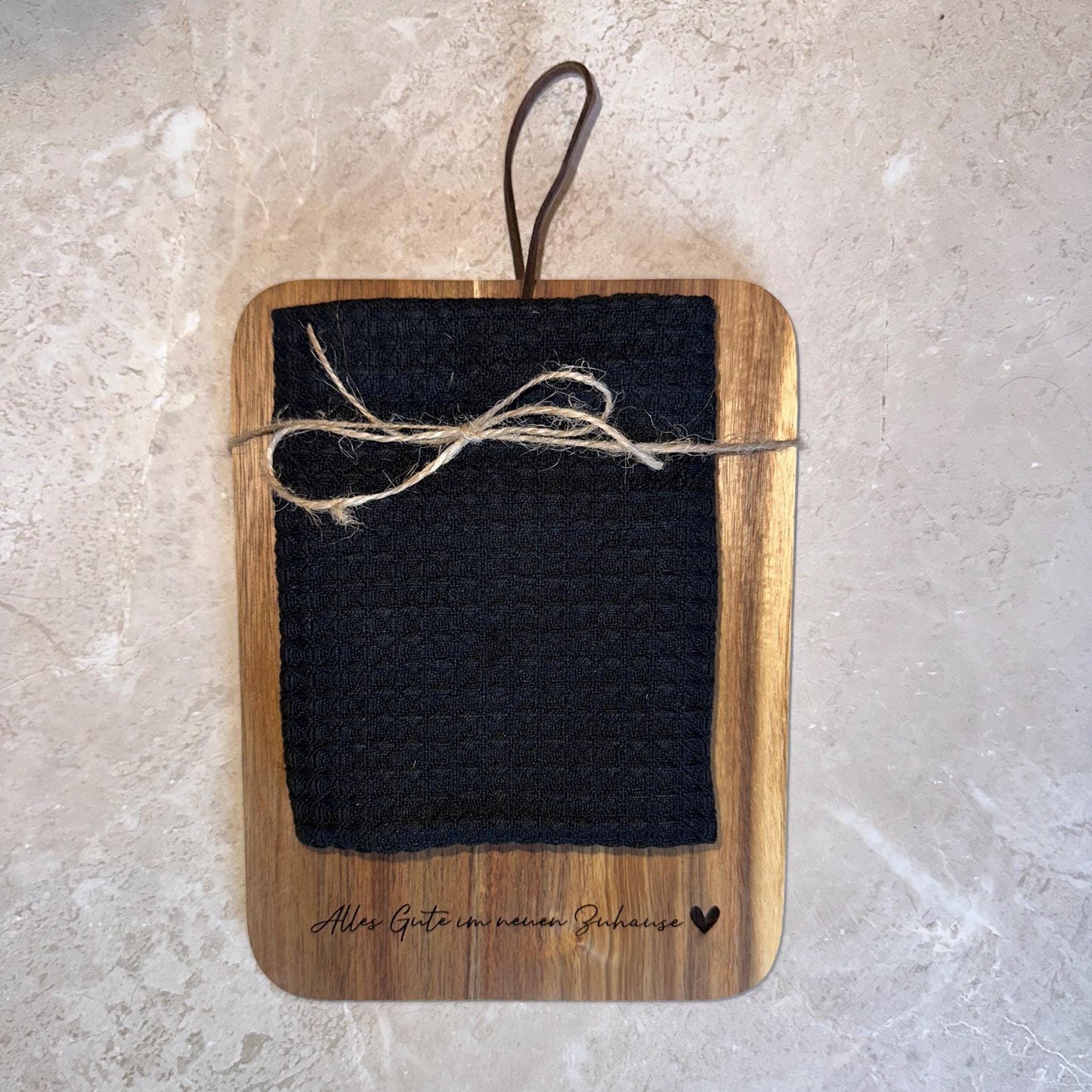 Personalisiertes Servierbrett aus Akazienholz – Einzugsgeschenk personalisiert – Geschenk zum Hauskauf – Schneidebrett mit Gravur