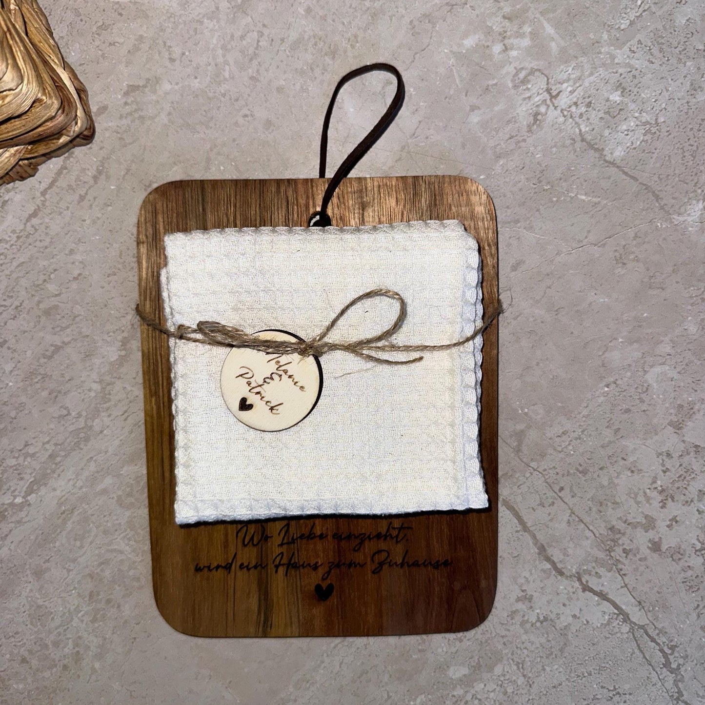 Personalisiertes Servierbrett aus Akazienholz – Einzugsgeschenk personalisiert – Geschenk zum Hauskauf – Schneidebrett mit Gravur