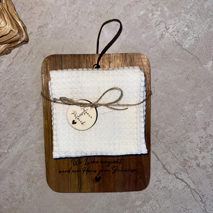 Personalisiertes Servierbrett aus Akazienholz – Einzugsgeschenk personalisiert – Geschenk zum Hauskauf – Schneidebrett mit Gravur