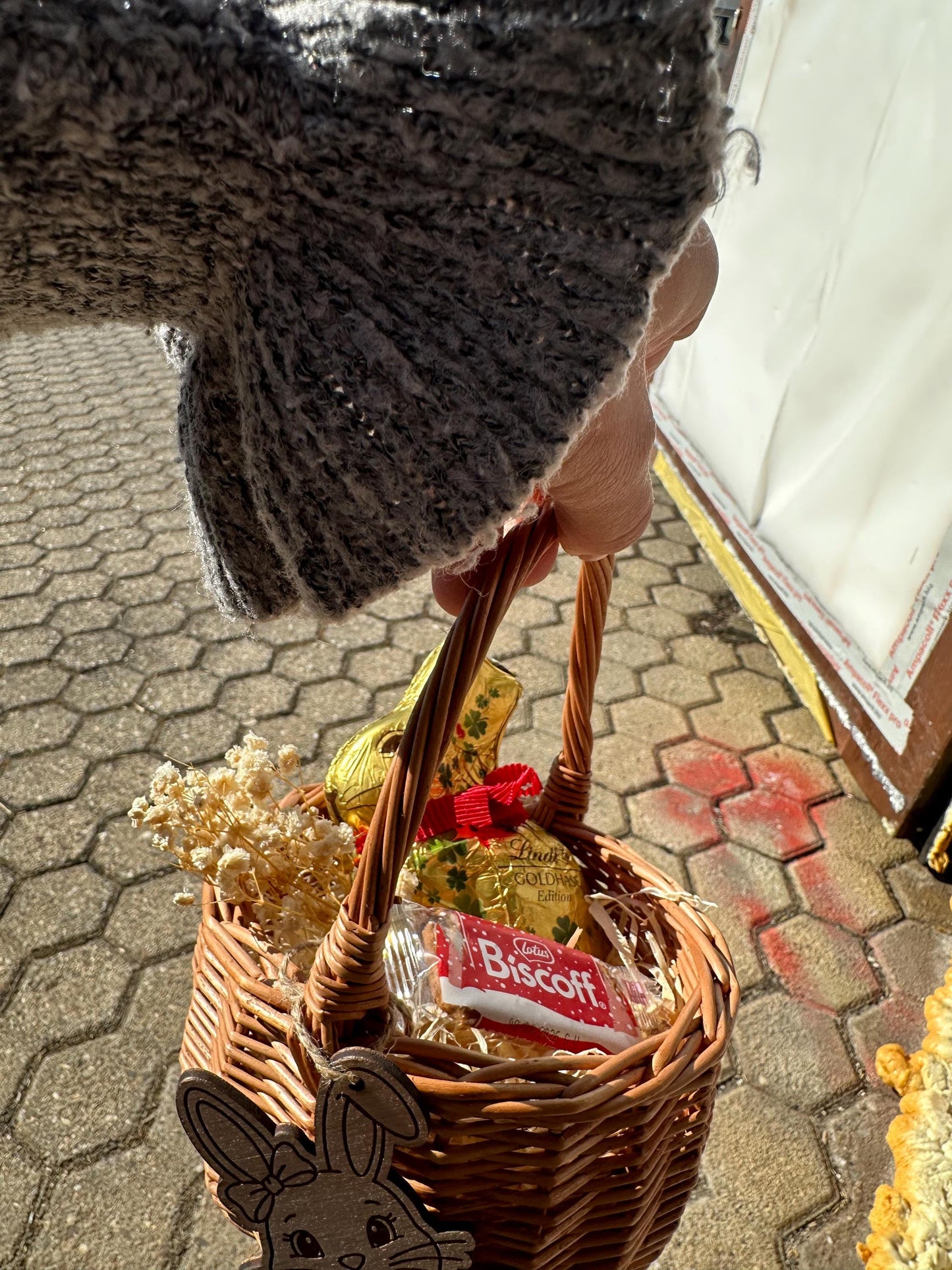 Osterkorb personalisiert mit Holz Anhänger & Lindt Hase 100g Osternest personalisiert Holz, Osterkorbhalter, Ostergeschenk Kinder Osterdeko