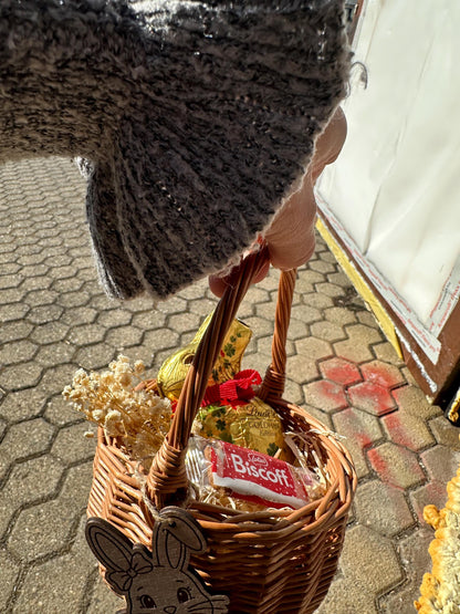 Osterkorb personalisiert mit Holz Anhänger & Lindt Hase 100g Osternest personalisiert Holz, Osterkorbhalter, Ostergeschenk Kinder Osterdeko