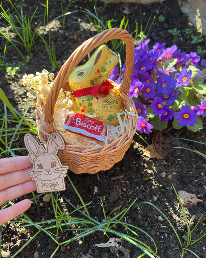 Osterkorb personalisiert mit Holz Anhänger & Lindt Hase 100g Osternest personalisiert Holz, Osterkorbhalter, Ostergeschenk Kinder Osterdeko