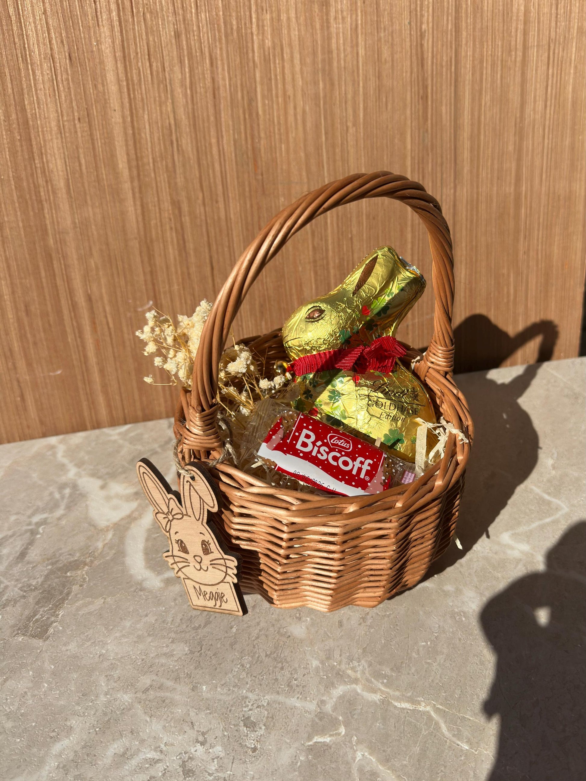Osterkorb personalisiert mit Holz Anhänger & Lindt Hase 100g Osternest personalisiert Holz, Osterkorbhalter, Ostergeschenk Kinder Osterdeko