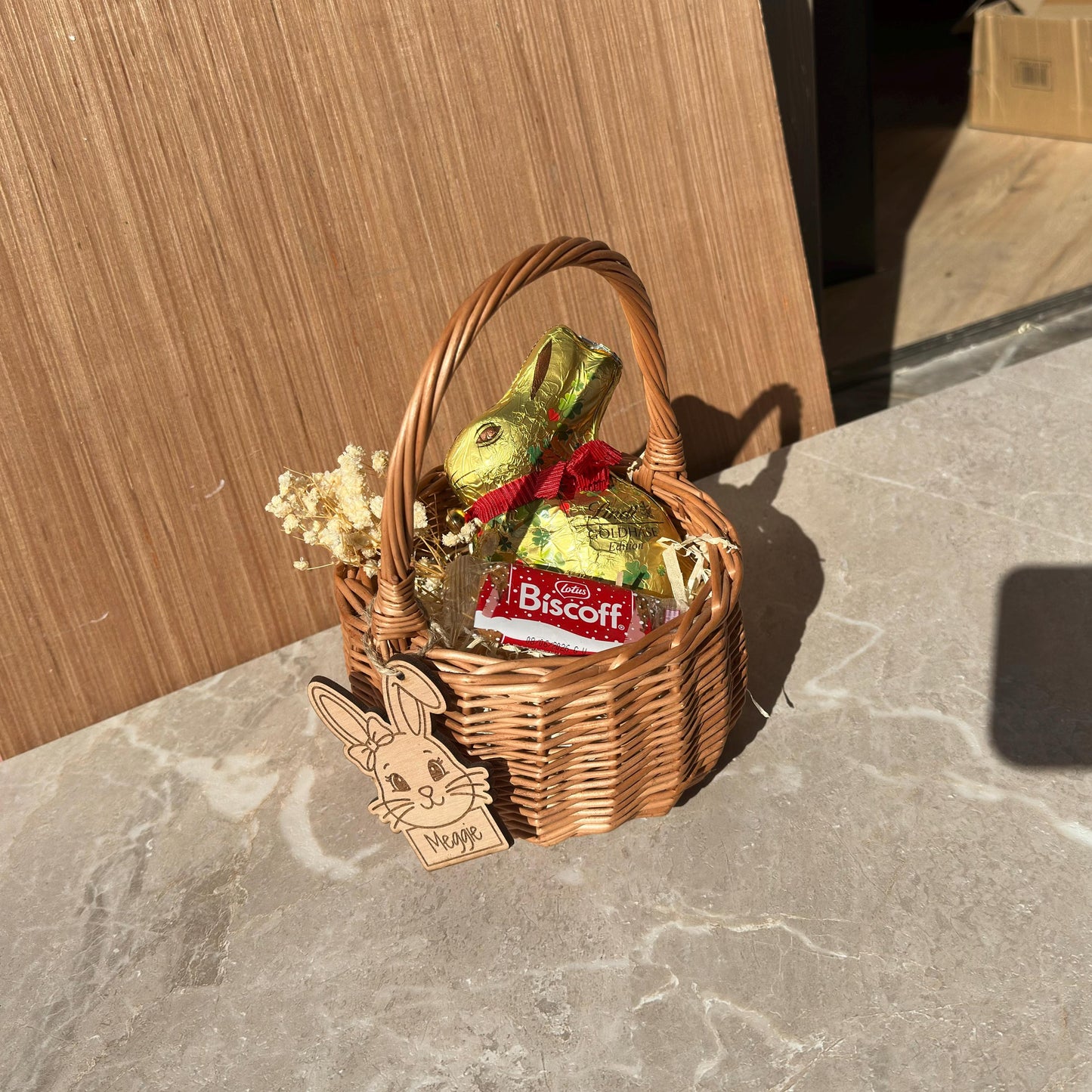 Osterkorb personalisiert mit Holz Anhänger & Lindt Hase 100g Osternest personalisiert Holz, Osterkorbhalter, Ostergeschenk Kinder Osterdeko