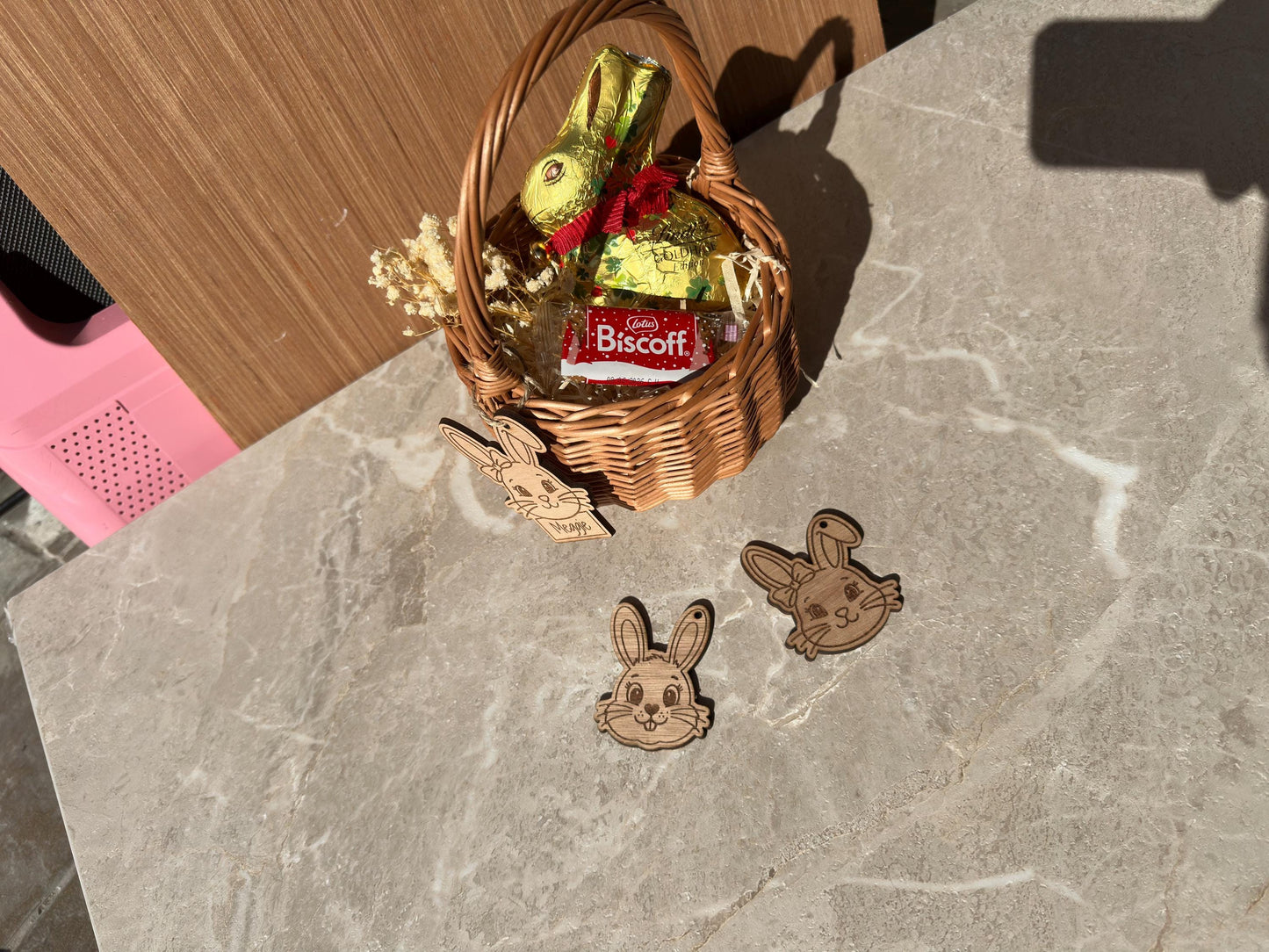 Osterkorb personalisiert mit Holz Anhänger & Lindt Hase 100g Osternest personalisiert Holz, Osterkorbhalter, Ostergeschenk Kinder Osterdeko