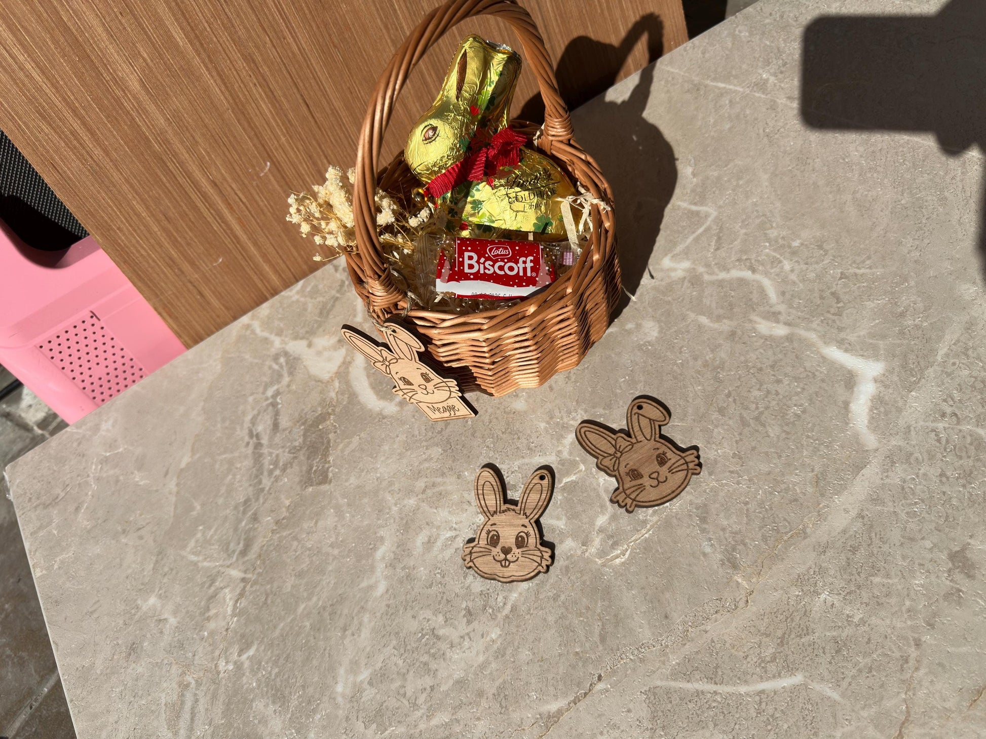 Osterkorb personalisiert mit Holz Anhänger & Lindt Hase 100g Osternest personalisiert Holz, Osterkorbhalter, Ostergeschenk Kinder Osterdeko