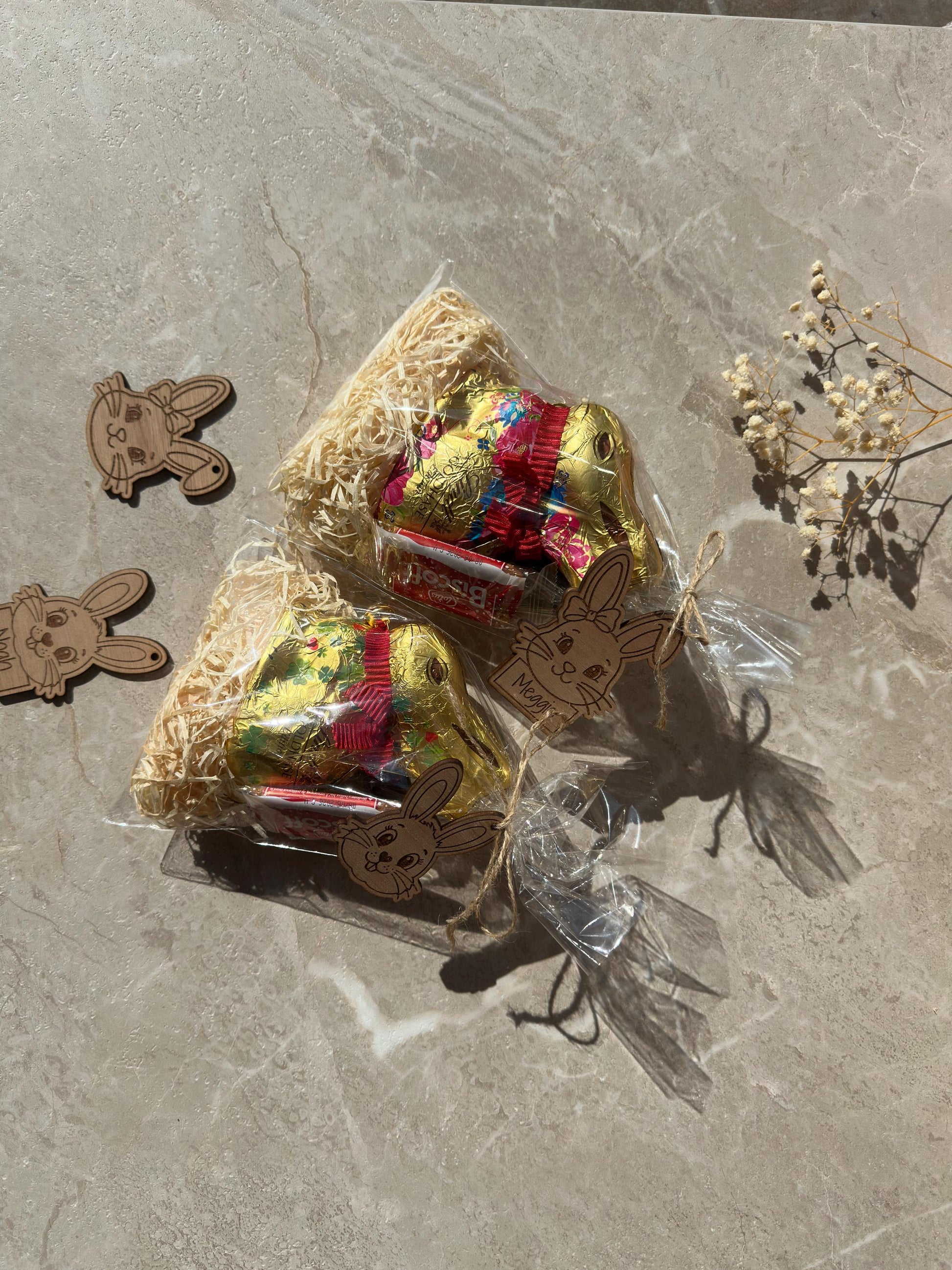 Osterkorb personalisiert mit Holz Anhänger & Lindt Hase 100g Osternest personalisiert Holz, Osterkorbhalter, Ostergeschenk Kinder Osterdeko