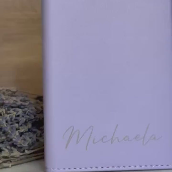 Personalisiertes Notizbuch A5 lila mit Hülle & Kugelschreiber | liniertes Buch | Geschenk für Frauen | austauschbar