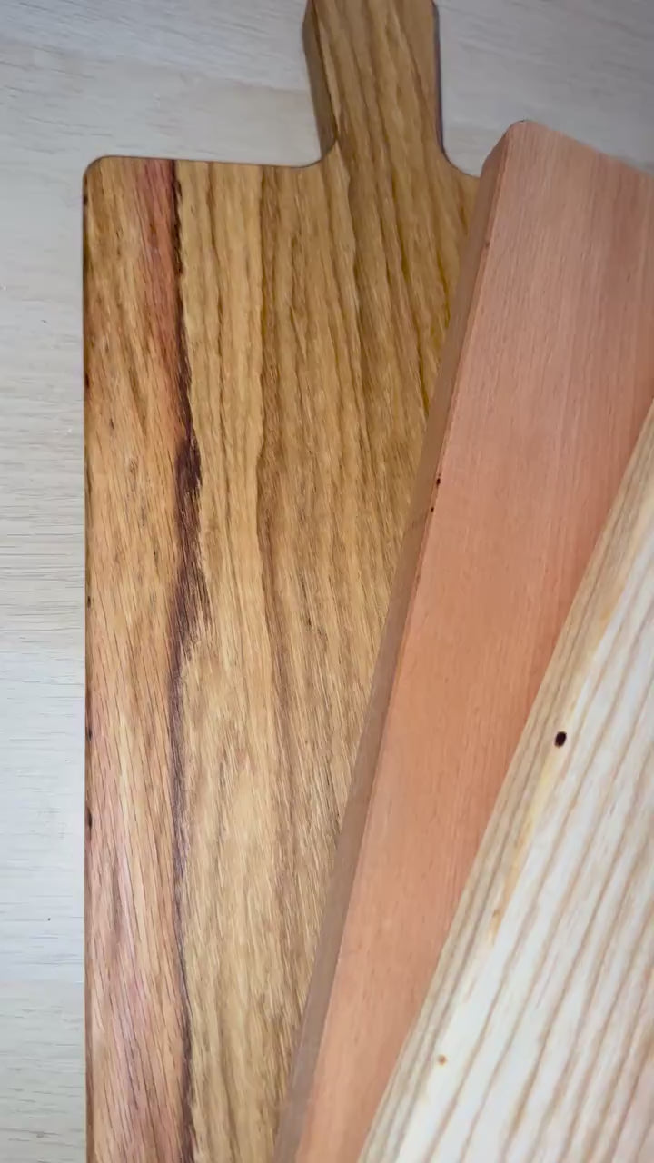 Personalisiertes Schneidebrett mit Gravur – Handgemachtes Geschenk mit Namen + Herz | Natürlich & individuell von Meami Design
