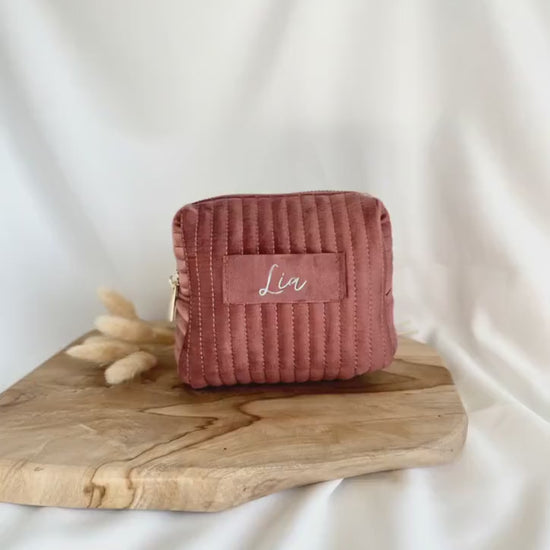 Video mit Nahaufnahme einer personalisierten Kosmetiktasche aus Samt in Altrosa