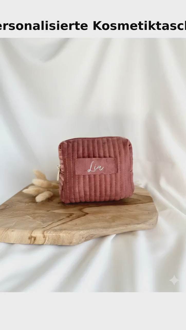 Video mit Nahaufnahme einer personalisierten Kosmetiktasche aus Samt in Altrosa