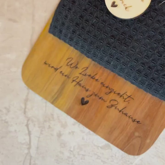Personalisiertes Servierbrett aus Akazienholz – Einzugsgeschenk personalisiert – Geschenk zum Hauskauf – Schneidebrett mit Gravur