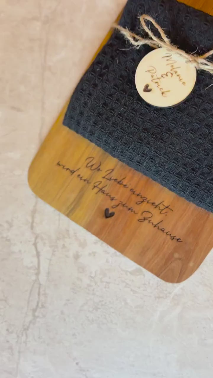 Personalisiertes Servierbrett aus Akazienholz – Einzugsgeschenk personalisiert – Geschenk zum Hauskauf – Schneidebrett mit Gravur