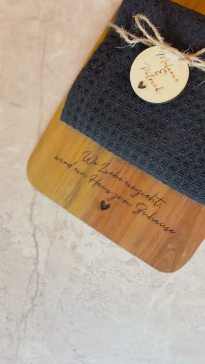 Personalisiertes Servierbrett aus Akazienholz – Einzugsgeschenk personalisiert – Geschenk zum Hauskauf – Schneidebrett mit Gravur