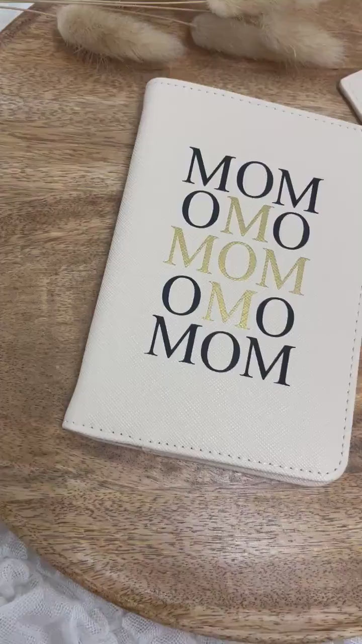 Reisepasshülle und Kofferanhänger Mom
